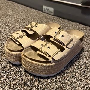 Stradivarius shoe’s, it’s one of the brands of Inditex, I got them in Spain.
